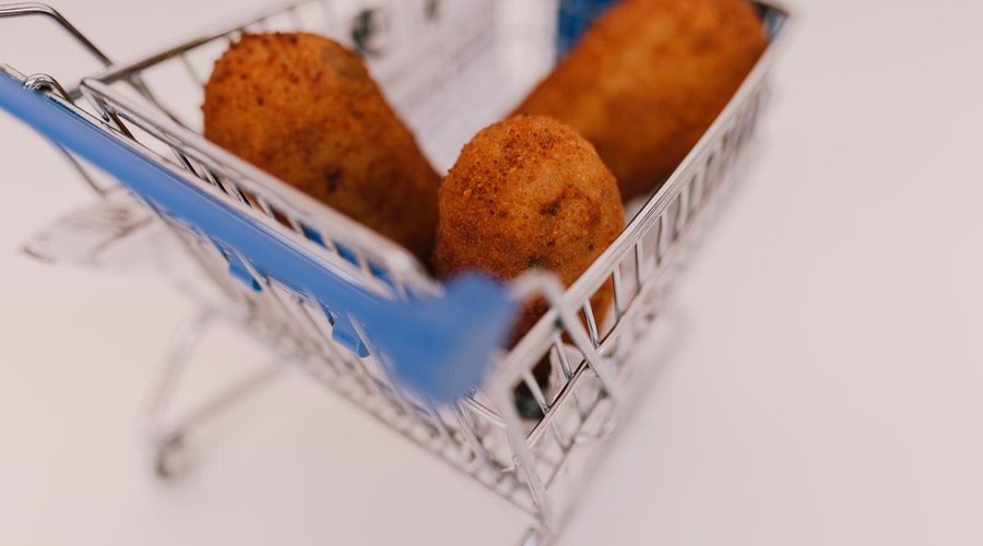 El carrito de la compra que llega a tu mesa con unas deliciosas croquetas de parmesano y boletus. 