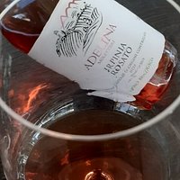 Dalla visita all’Azienda Agricola Adelina Molettieri, fatta nella metà di ottobre 2020, torno a casa con i regali di Raffaele De Lisio Uno di questi è l’Irpinia Rosato doc, una bottiglia delle 1065 prodotte nella vendemmia 2019. Da uve di Aglianico, biologico, 13,5%vol…che bella rappresentazione del rosato irpino ⚘ Elegante, di colore cerasuolo con dei riflessi luminosi… Profumi di frutta e fiori che si esprimono in modo continuo, come sentire l’arancia tra i petali di rosa…