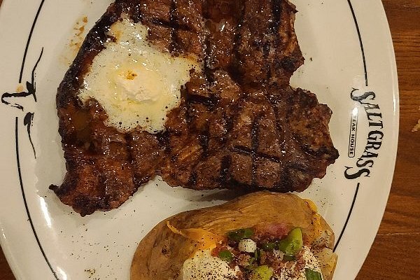 Even came with a whole head of garlic. The steak knives are big by the way.  - Picture of LongHorn Steakhouse, Little Rock - Tripadvisor