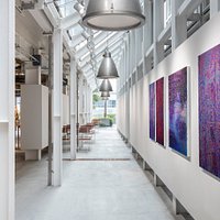 WHATCAFEではアート作品を鑑賞しながらカフェを楽しむことができます。