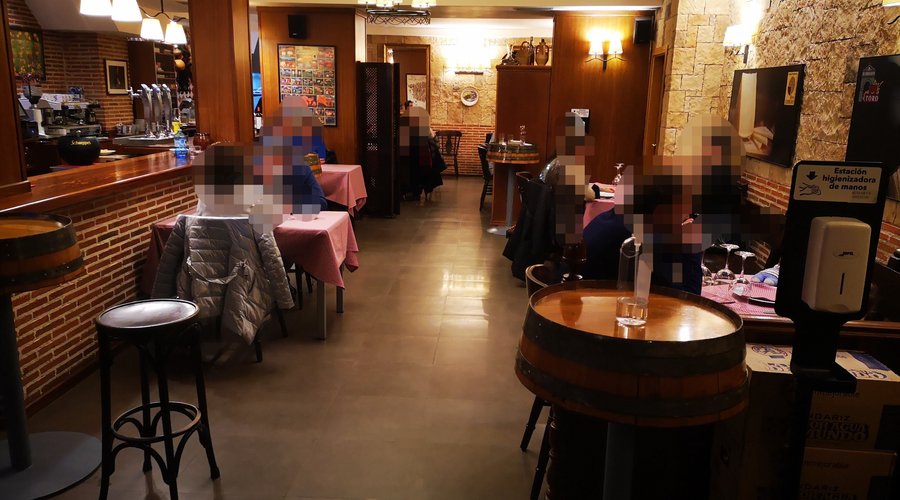 Distanciamiento entre mesas y geles de desinfeccion en varios puntos del local. Medidas COVID