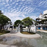 It is a good and safe place for kids and parents to play with water together.