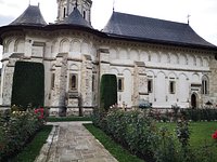 File:Romania Putna Monastery Well Water Bucket.jpg - Wikipedia