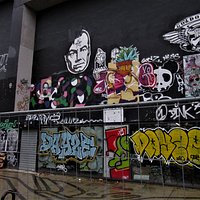La totalité de la façade taguée