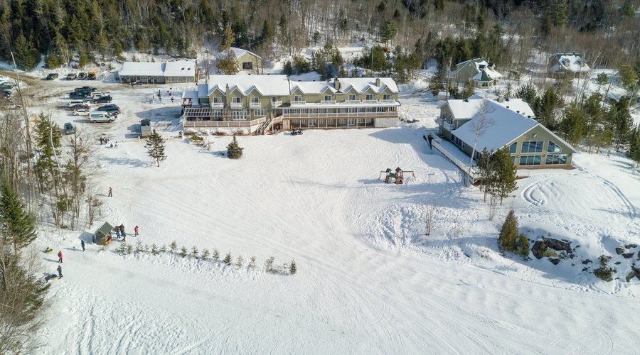 L'équipe de la Pourvoirie du Lac Blanc vous invite à découvrir son coin de paradis été comme hiver!