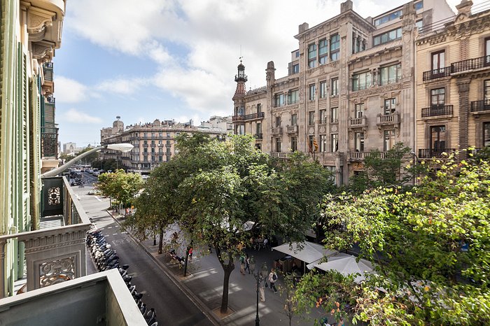 BARCELONA, SPAIN - DECEMBER 8: View Of Paseo De Gracia Shopping Street,  Barcelona On December 8, 2014. Barcelona Is The Capital Of Catalonia And  Second Largest City Of Spain. Stock Photo, Picture