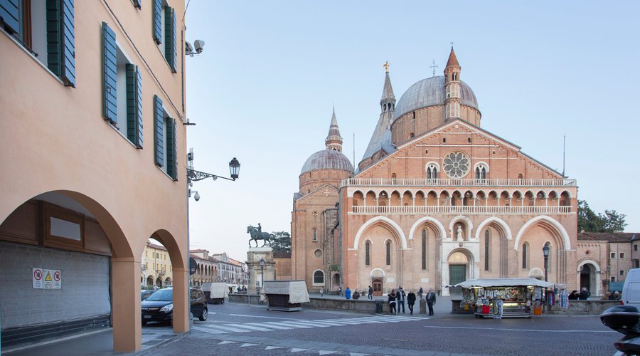 Padova Suites C20 si trova in una posizione strategica, di fronte ad uno dei principali luoghi di culto della cristianità, “Il Santo”, a pochi metri da Prato della Valle, una delle piazze più suggestive d’Europa, e dall’Orto Botanico, Patrimonio dell’Unesco. 