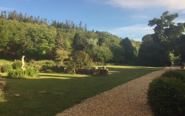 Glyn Isa B&B and Glyn Isa Lodge Grounds