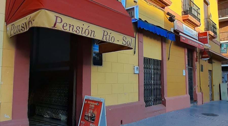 Entrada en planta baja y fachada planta superior