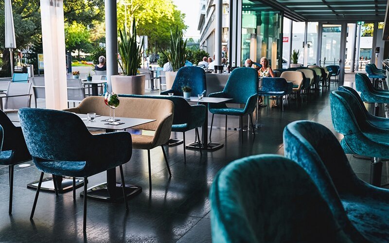 Ob vor einem Konzert oder einfach für ein gutes Gespräch bei einem Cocktail oder Glas Wein, das elegante Ambiente der Seebar wird Sie überzeugen.