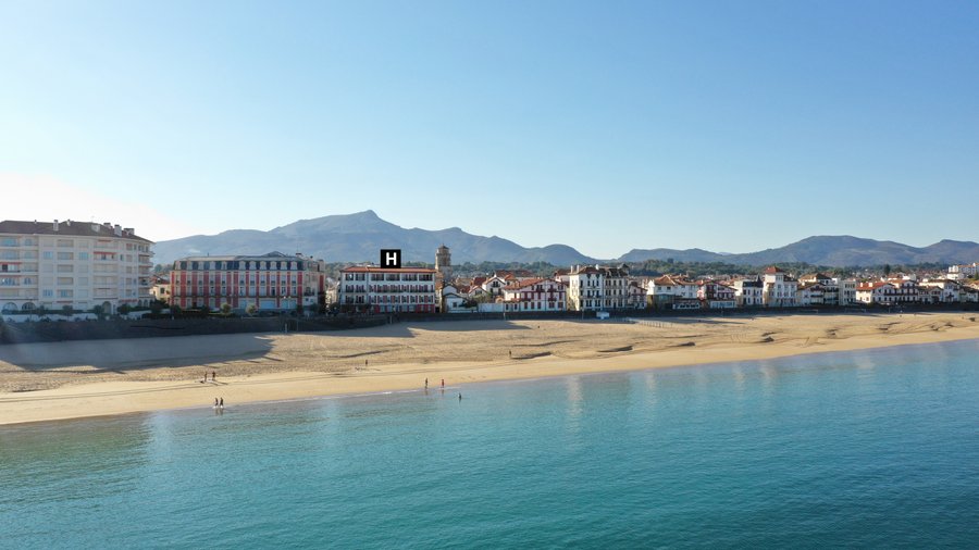 L'Hôtel de la Plage, une situation exceptionnelle à Saint Jean de Luz, pleine vue sur mer et la Baie, en plein cœur du centre historique.