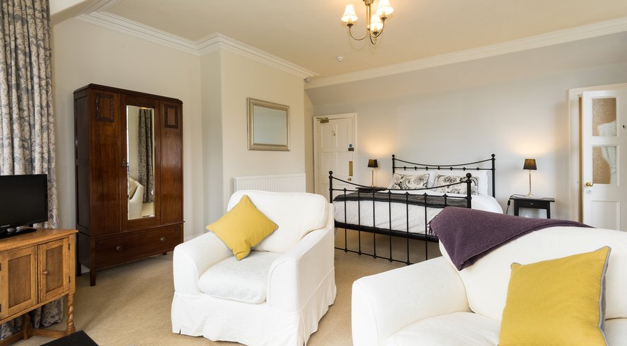 The Larches, king size room with ensuite bathroom