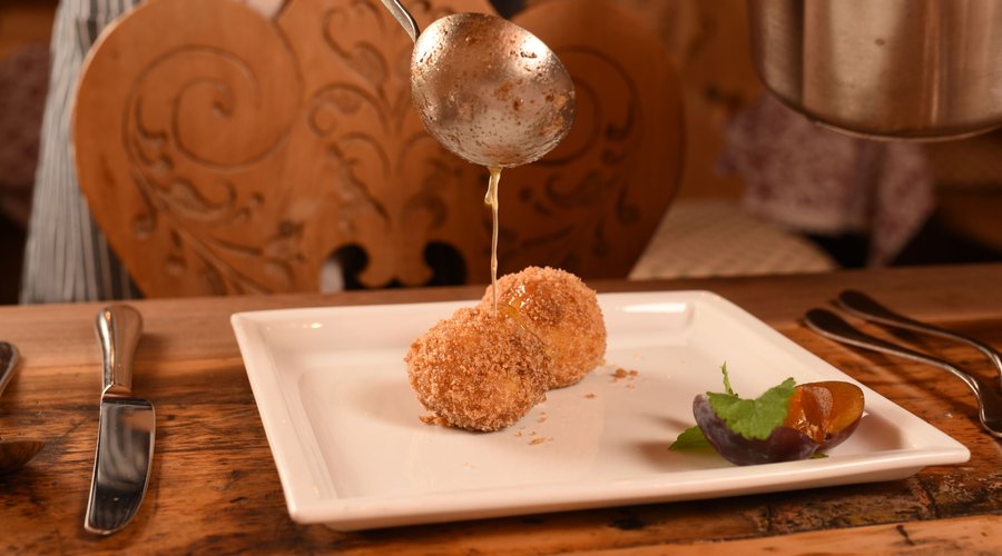 Gassenwirt Köstlichkeiten - Marillenknödel im Zimtmantel