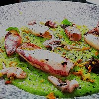 Calamares en jardin:
Chipirones, salsa de guisantes, ralladura de limon, hierbas aromáticas, sal negra y miga crujiente