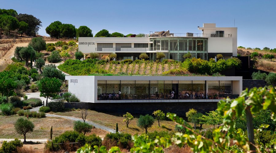 Venha visitar a propriedade da Quinta do Quetzal, onde poderá ficar a conhecer a nossa adega, o nosso restaurante e o nosso centro de arte.