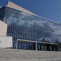 Nowoczesny gmach Filharmonii jest ważnym punktem na mapie miasta.