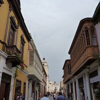 Camino hacia la Iglesia de San Francisco. Primera cuadra del Jirón Ancash. Distrito de Lima.