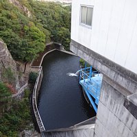 堤高43.5m、堤頂長97.0mのダムで重力式アーチダムというタイプのダムです。