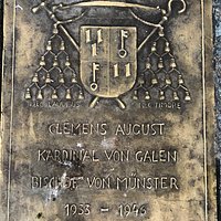 Bronzeplatte im Sockel