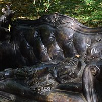 Калининградская область. Светлогорск. Скульптурная композиция "Спящая Мари" в парке "Времена года"