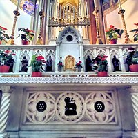 Altare maggiore della chiesa del SS. Sacramento a Casoria.