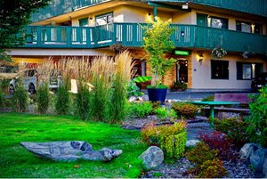 Robin Hood Inn and Suites in Vancouver Island, image may contain: Backyard, Villa, Grass, Garden