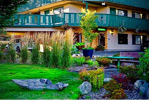Robin Hood Inn and Suites in Vancouver Island, image may contain: Backyard, Villa, Grass, Garden
