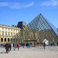 Pyramide du Louvre , entrée du musée cour Napoléon , au fond le pavillon Richelieu //Louvre pyramid, entrance to the Cour Napoléon museum, in the background the Richelieu pavilion