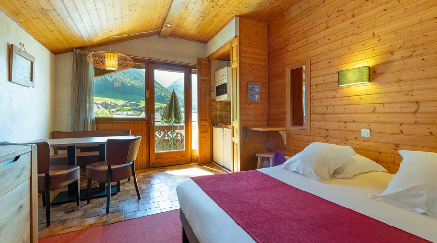 Comfort family  room 2 adults + 2 child  or 3 adults with Kitchenette and south balcony with view over Mountains of Morzine and Pointe de Nyon