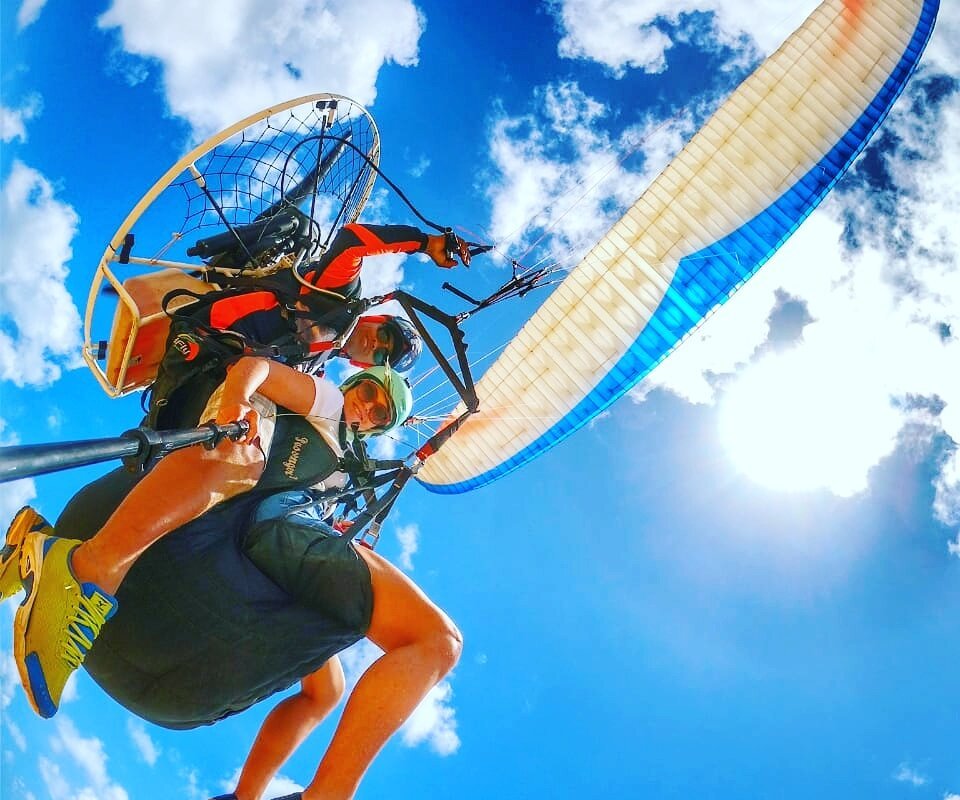 VÍDEO: Saltador de parapente escapa segundos antes de impacto com