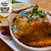 Classic Beef Lasagne.
Seasoned minced beef in a rich bolognaise sauce layered
with pasta sheets, topped with a creamy bechamel sauce
& cheese served with garlic & rosemary focaccia.