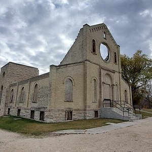 what are some places to visit in manitoba