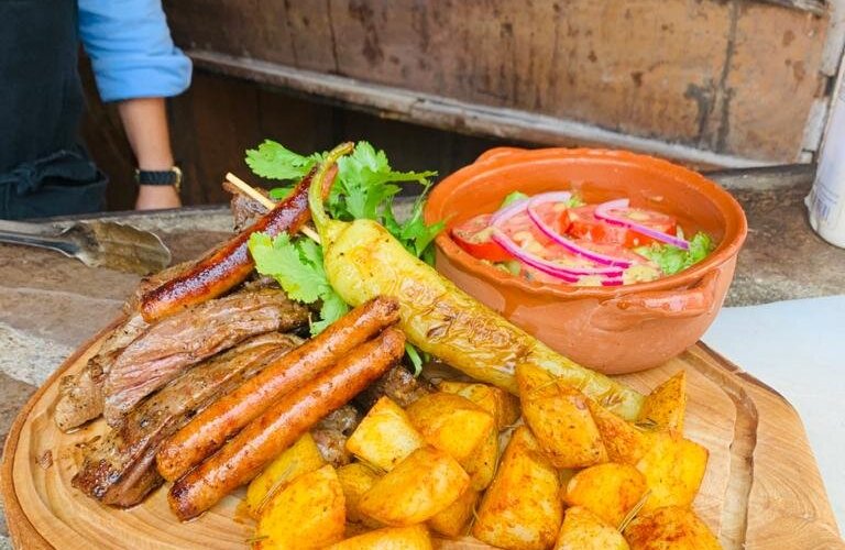 Asado al más puro estilo argentino. Ensalada gaucha y papas gajo. 