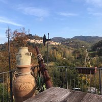 Domenica 1 Novembre io e il mio compagno siamo andati a pranzo in questa location. Ambientazione e location nulla da dire . Il pranzo , evito i commenti... Piccolo breve riassunto pessima qualità , prezzi da capogiro ( 1 antipasto , 2 primi , 1 grigliata , 1 dessert , 1 acqua , 1 bottiglia di vino ) 80 € ...UNA RAPINA A VISO SCOPERTO. Voglio Chiudere così e non dire altro. SCONSIGLITISSIMO