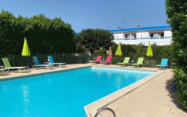 Hôtel 2 étoiles entre le Bassin d'Arcachon et l'océan...Piscine et jacuzzi vous attendent
