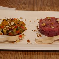 Tartare di tonno con caponatina di verdure