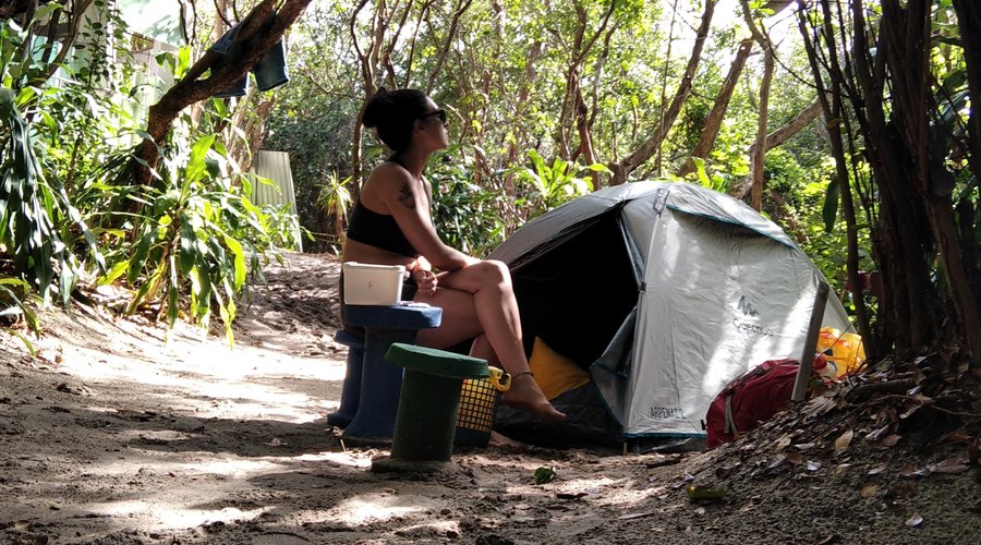 Ambiente bem arborizado para acampar