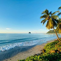 Nous sommes situés en face du Rocher du Diamant avec accès direct à la plage.
