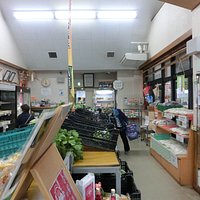 店内の様子、野菜、卵、加工品