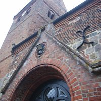 Am Eingang zur Kirche...