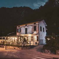 L’Osteria degli Amici nasce dalla volontà
di voler creare un luogo di incontro unico,
dove accoglienza e professionalità si
fondono per regalare ai propri ospiti
stupende esperienze culinarie
Ci troviamo a Figino, Lugano