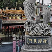 永安宮(鯉魚伯公廟)是東勢早期發展的渡船頭,距今200多年前因洪水氾濫,居民在街道下方用石頭砌成石崁做為護坡,因形狀像鯉魚而得名,並在頭部安奉「伯公」,居民所求非常靈驗,因此香火鼎盛,成為東勢最早的信仰中心。鯉魚伯公神像兩側楹聯落款:「洞天自古號鯉魚,當日立社稱神,此等靈機隨造化,福地流傳名紫蟹,于今水源自有主,這般景運巧推排。」