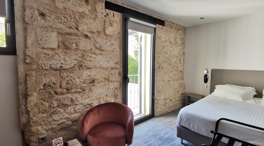 CHAMBRE/ SUITE CLIMATISEE DONNANT SUR LE TEMPLE DE DIANE ET VUE SUR LE MONT REVARD,