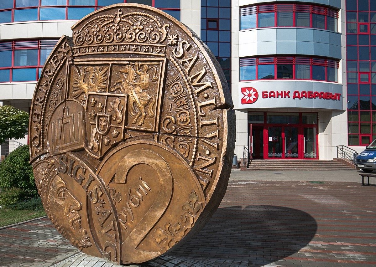 Памятник монете в Минске
