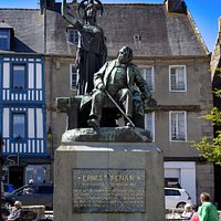 Monument Statue Ernest Renan