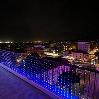 I 17 metri del Led Wall trasparente rivolti verso piazza Garibaldi e la città di Massa