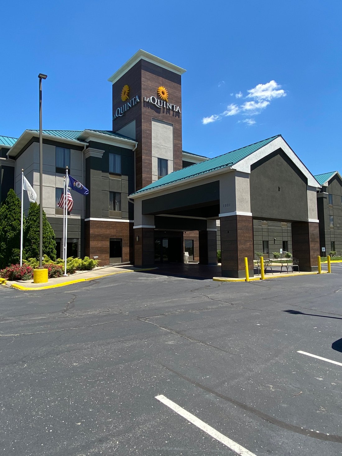 La Quinta Inn & Suites by Wyndham Louisville Parking: Pictures ...