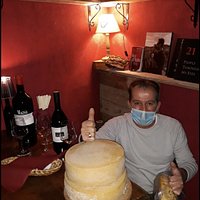 Claudio il titolare con alcuni dei suoi gioielli