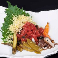 Tartar de Atún Kumuchi con ensalada de encurtidos