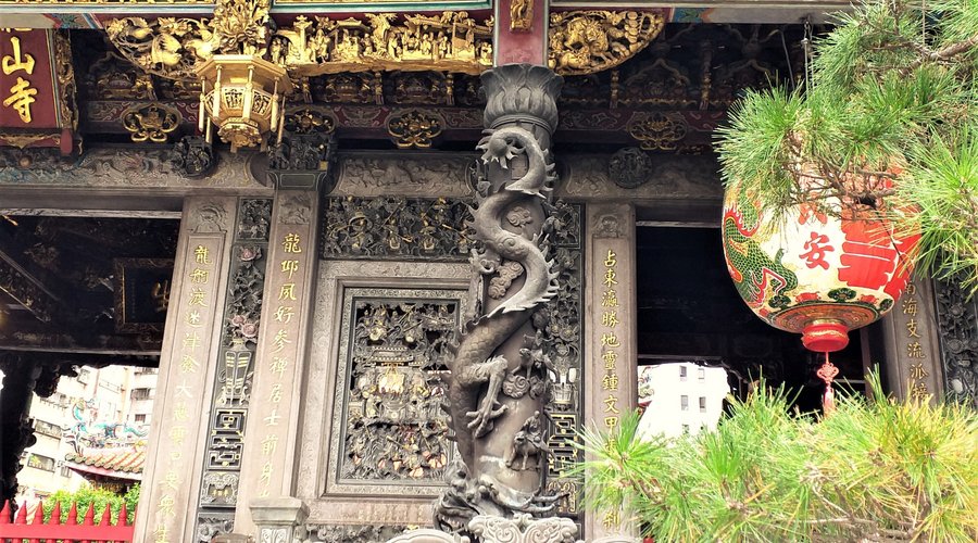 A corner of Longshan Temple.